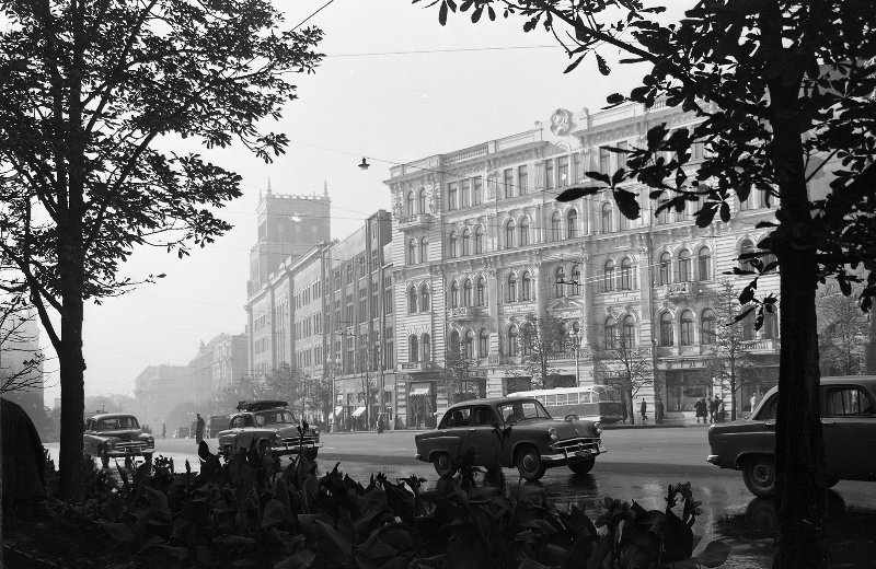 Площадь Тевелева. Утро, 1958 год, Украинская ССР, г. Харьков. Ныне площадь Конституции.