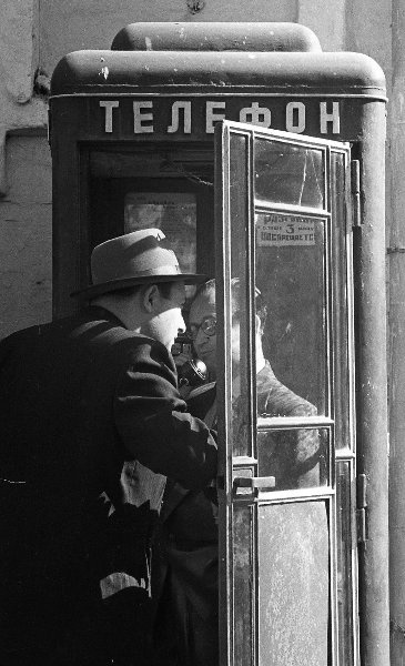 У телефонной будки, 1958 год, Украинская ССР, г. Харьков. Выставка «Кидай монетку» с этой фотографией.