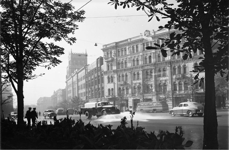 Утро. Площадь Тевелева, 1958 год, Украинская ССР, г. Харьков. Ныне площадь Конституции.