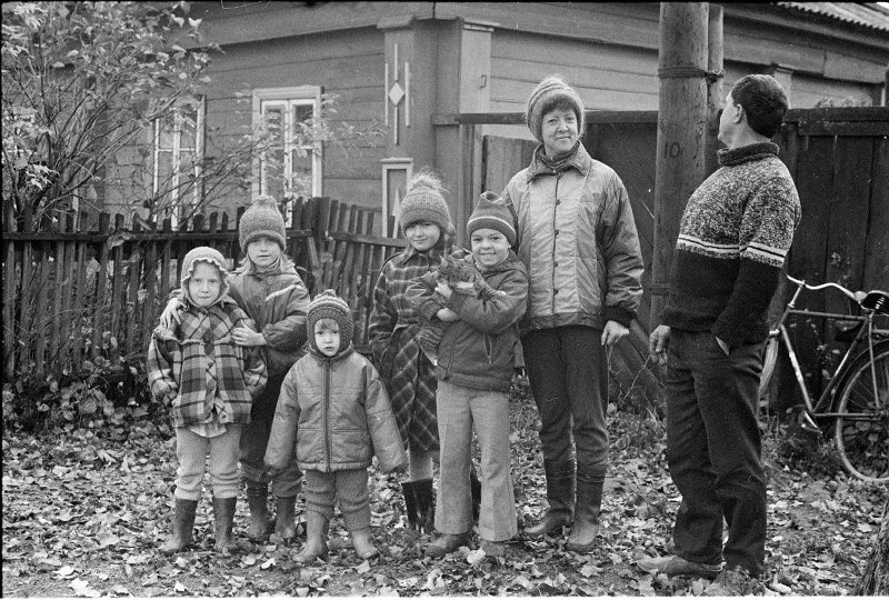 Фотография на память. Семья, октябрь 1989, Ивановская обл., с. Петрово-Городищево. Выставка «Осенние портреты» с этой фотографией.