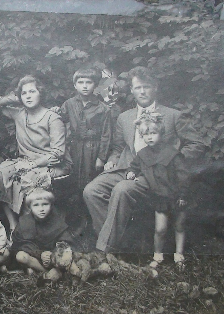 Иван Емельянович Шатов (Дейнеко) с женой Екатериной Ивановной Шатовой (Калачевой) и детьми: Галиной, Полиной и Тамарой, 2 июля 1927, г. Железноводск. Иван Емельянович Шатов (Дейнеко) – первый председатель Ставропольского губернского исполкома.&nbsp;Фотография из архива Бориса Мирошина.&nbsp;