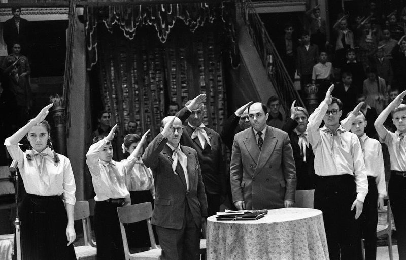 Празднование Дня пионерии в Московском цирке на Цветном бульваре, 1962 год, г. Москва. Выставка «Вместо рукопожатий – пионерский салют» с этой фотографией.