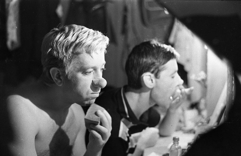 Геннадий Маковский и Генрих Ротман в гримерной, 1968 год, г. Сочи. Выставка «На границе двух миров» с этой фотографией.