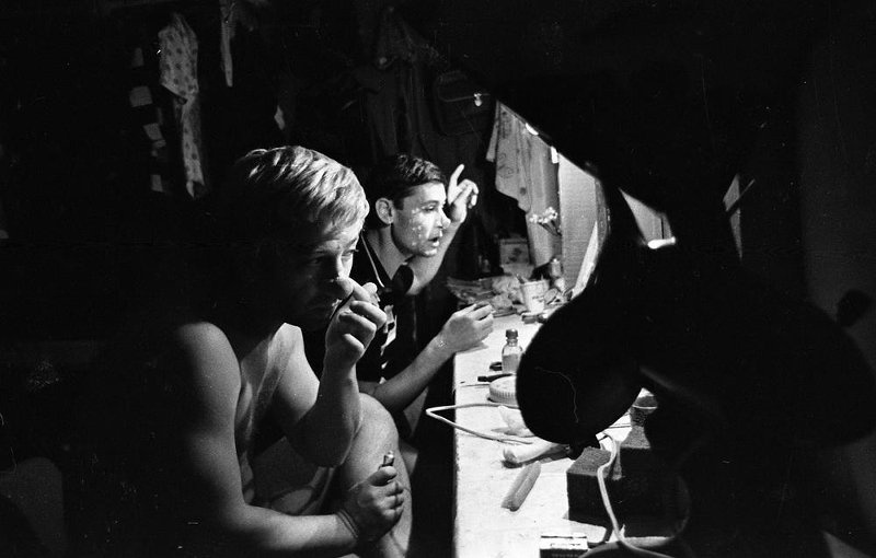 Геннадий Маковский и Генрих Ротман в гримерной, 1968 год, г. Сочи. Выставка «В гримерке» с этой фотографией.