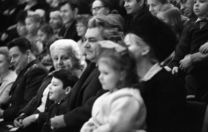 Сергей Бондарчук с семьей среди зрителей в цирке, 1966 год, г. Москва. Выставка «В кругу семьи: от Ульянова до Ельцина» с этой фотографией.