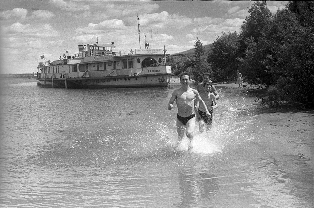 На лоне природы, 1960 год. Выставка «Лето 1960-х» с этой фотографией.
