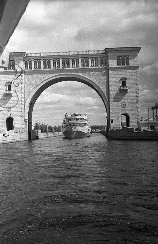 Вход в шлюз. Канал имени Москвы, 1955 год, Ярославская обл., г. Углич. Судоходный шлюз Угличского гидроузла.Видео «Строительство канала Москва — Волга» с этой фотографией.