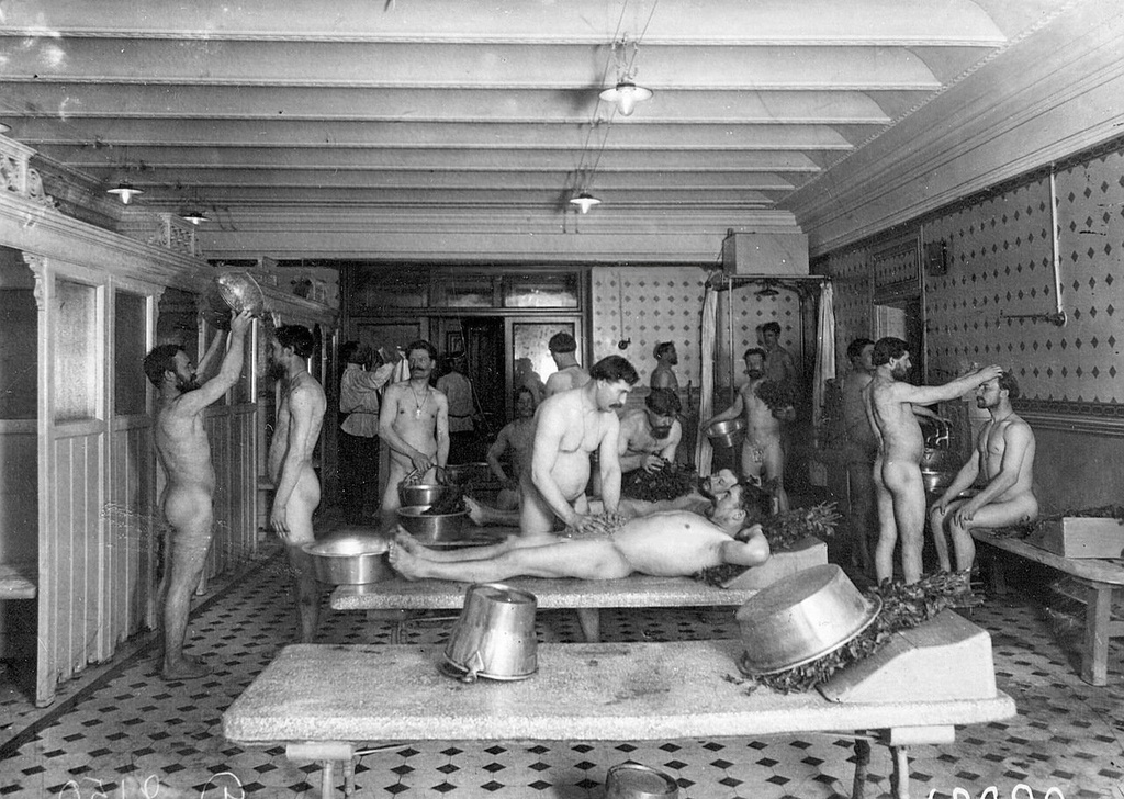 Мытье посетителей банщиками в мыльной бани Егорова, 7 марта 1907, г. Санкт-Петербург. Выставки&nbsp;«Егоровские (Казачьи) бани», «Если хочешь быть здоров» с этой фотографией.