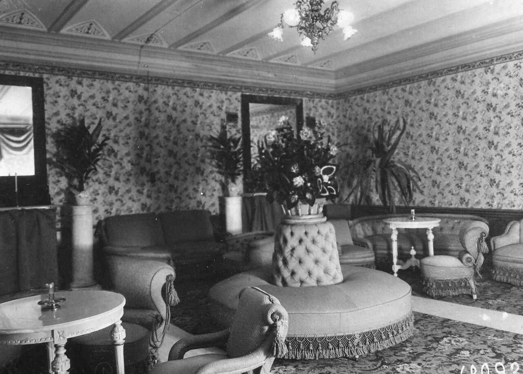 Бани Егорова. Внутренний вид залы ожидания с цветами и мягкой мебелью, 7 марта 1907, г. Санкт-Петербург. Выставка «Егоровские (Казачьи) бани» с этой фотографией.&nbsp;