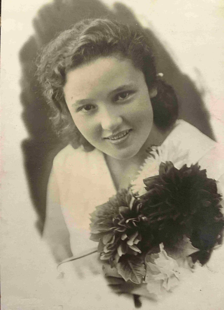 Улыбка и цветы из Севастополя: Анна Золотухина, август 1934, г. Севастополь. Выставка «Советский Севастополь в лицах» с этой фотографией.&nbsp;