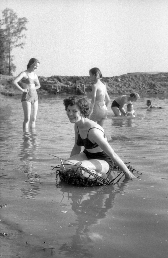Купание в деревенском пруду, 1 июля 1952 - 31 июля 1956, Московская обл., с. Жаворонки. Выставка «Окно в деревню» с этой фотографией.