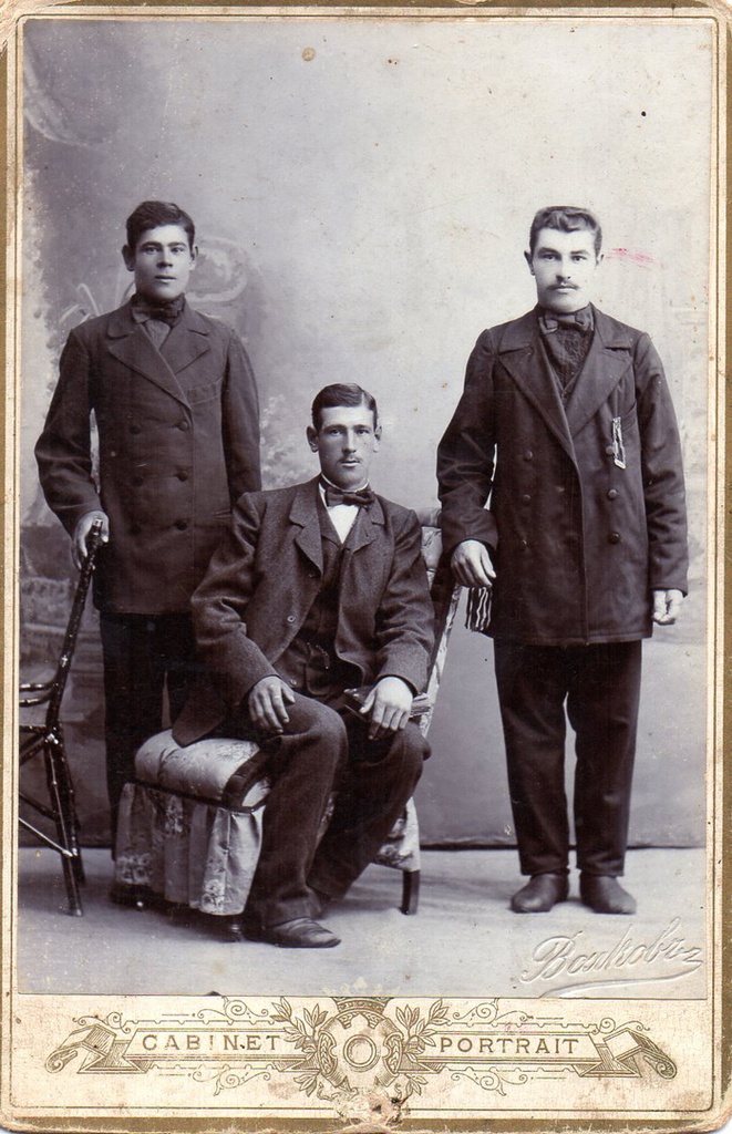 Три брата, 1900 - 1917, г. Москва. Выставка «Дореволюционная Россия: сестры и братья» с этой фотографией.