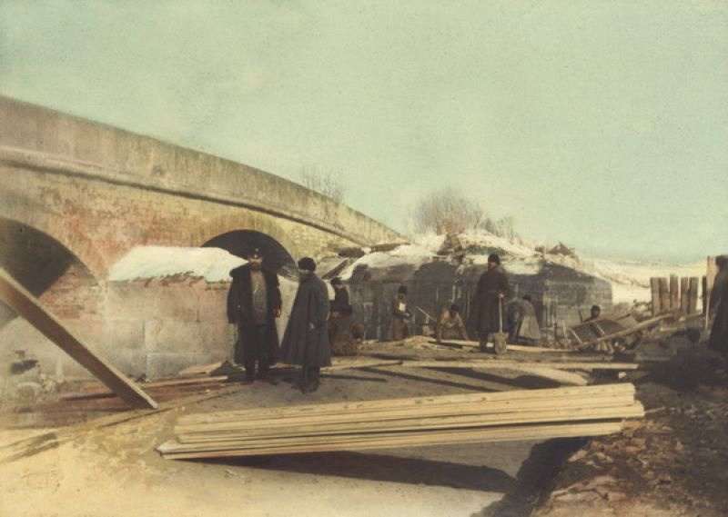 Строительство моста, 1880 - 1899. Авторство снимка приписывается Д. П. Езучевскому.