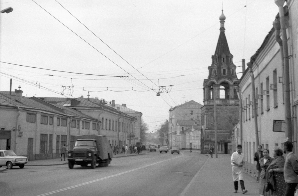 Московские улицы и дома 80-х годов, 1 мая 1986 - 30 сентября 1987, г. Москва. Выставка «Прогулки по городу с Алексеем Быстровым» с этой фотографией.