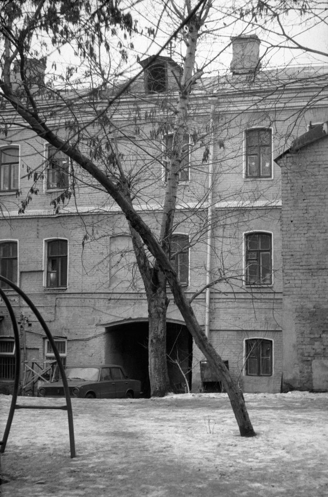 Московские дома и дворы 80-х годов, март - апрель 1985, г. Москва. Выставка «Московские дворы» с этой фотографией.
