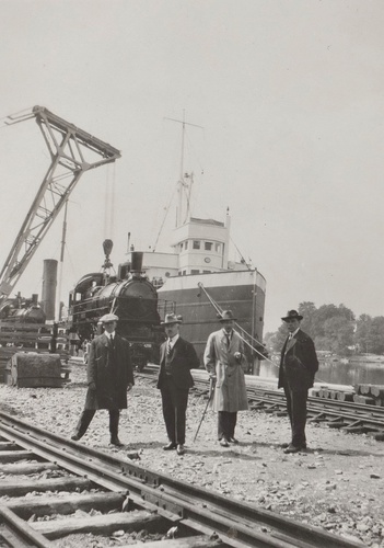 Погрузка паровозов для Советской России на пароход «Neebing» в порту Трольхеттан, 1923 - 1925, Швеция