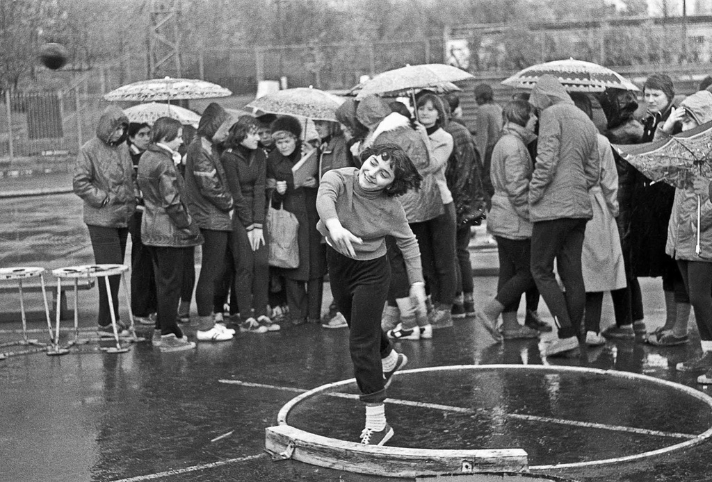 Красота и сила в спорте, октябрь 1979, г. Москва. Студенты Московского Института Электронного Машиностроения (МИЭМ) сдают нормы ГТО.&nbsp;Видео&nbsp;«Главный физкультурный проект СССР: "Готов к труду и обороне"»,&nbsp;«Самуил Маршак. "Круглый год"» и выставка «СССР в 1979 году» с этой фотографией.