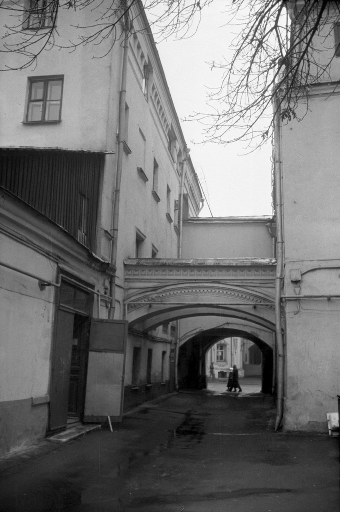 Московские дома и дворы 80-х годов, 1 сентября 1988 - 1 ноября 1989, г. Москва. Выставка «Московские дворы» с этой фотографией.