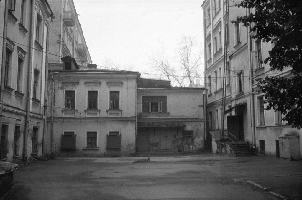 Московские дома и дворы 80-х годов, 1 сентября 1988 - 1 ноября 1989, г. Москва. Выставка «Московские дворы» с этой фотографией.