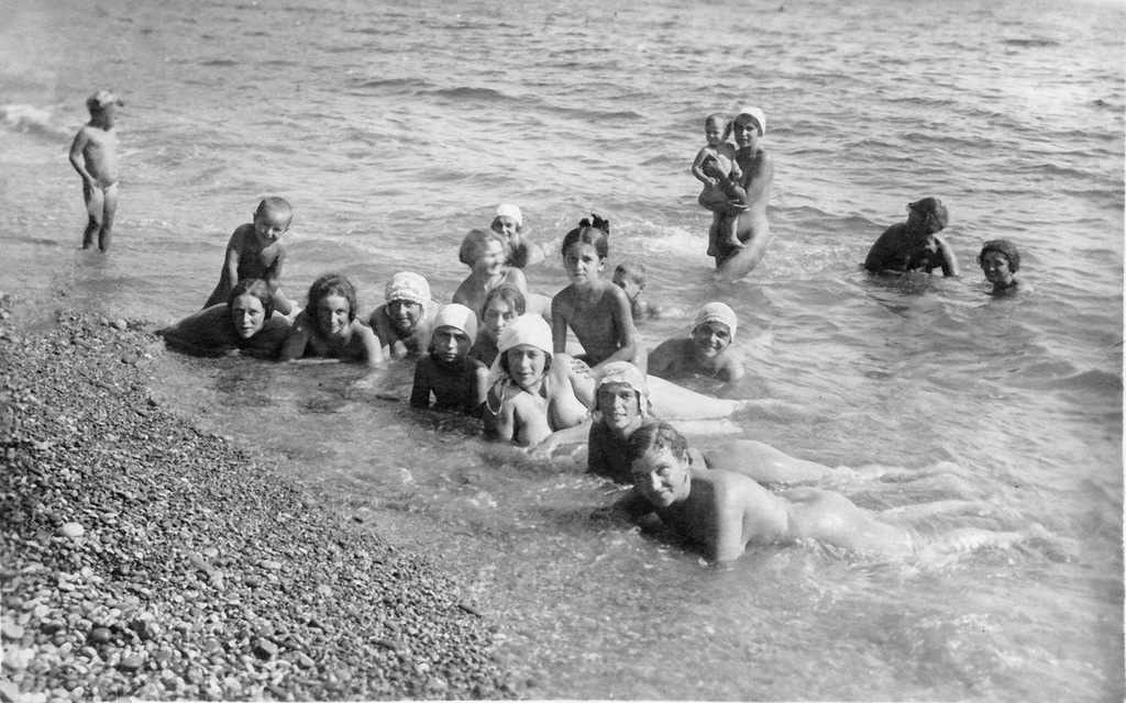 Обнаженные советские женщины с детьми принимают морские ванны, 28 июля 1926, Крымская АССР, г. Ялта. Выставка «Нудизм в СССР» с этим снимком.