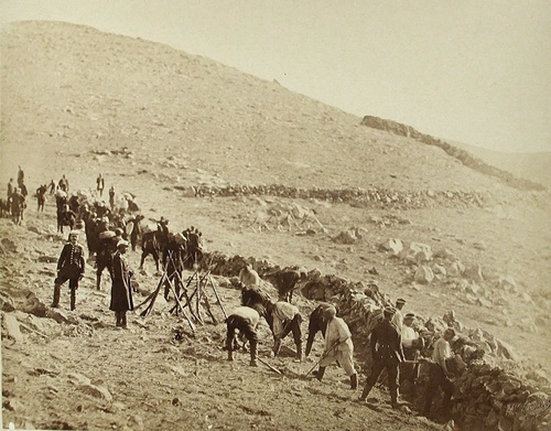 Русско-турецкая война. Солдаты за рытьём траншей на Караяле, 1877 - 1878