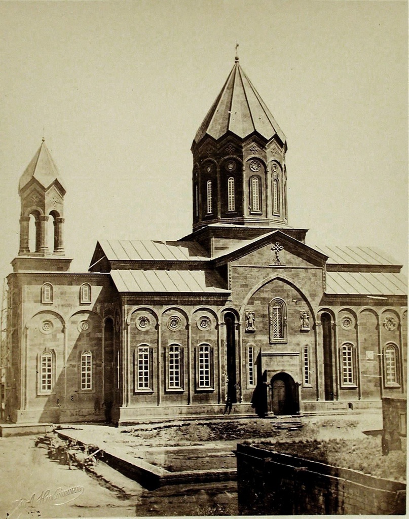 Русско-турецкая война. Вид фасада Армянского собора, 1877 - 1878. Фотография из альбома Александропольского отряда.