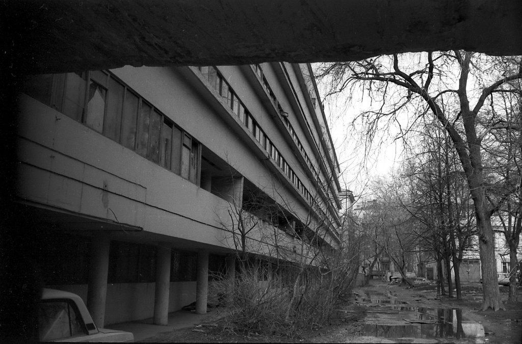 Дом Наркомфина, 21 - 25 апреля 1982, г. Москва. Архитектор – Моисей Гинзбург.Выставка «Апрельская прогулка» с этой фотографией.