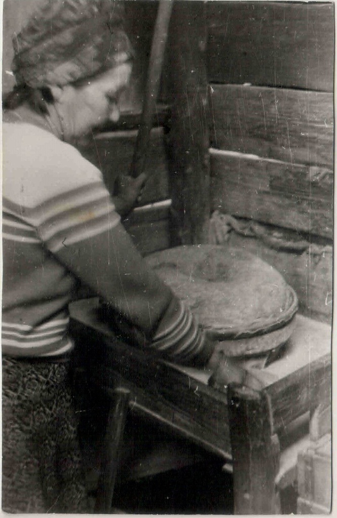 Ручная мельница, 1984 год, Кемеровская обл., пос. Чилису-Анзас. Выставка «Затерянные в тайге» с этой фотографией.