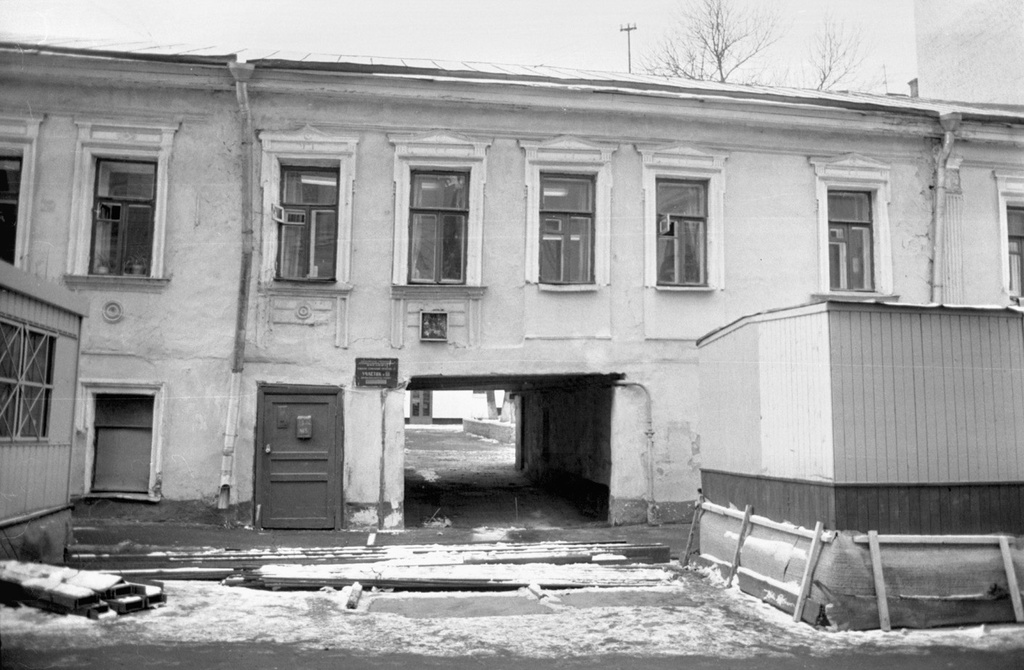 Московские дома и дворы конца 80-х годов, 1990 год, г. Москва. Выставка «Московские дворы» с этой фотографией.