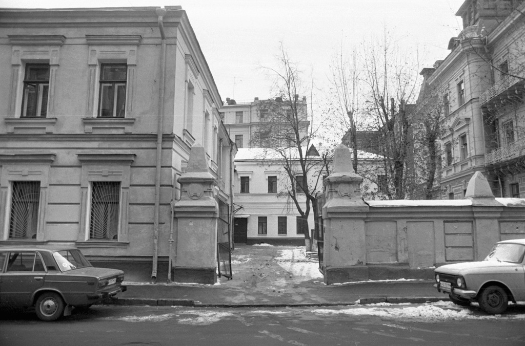 Московские дома и улицы конца 80-х годов, 1990 год, г. Москва. Выставка «Московские дворы» с этой фотографией.