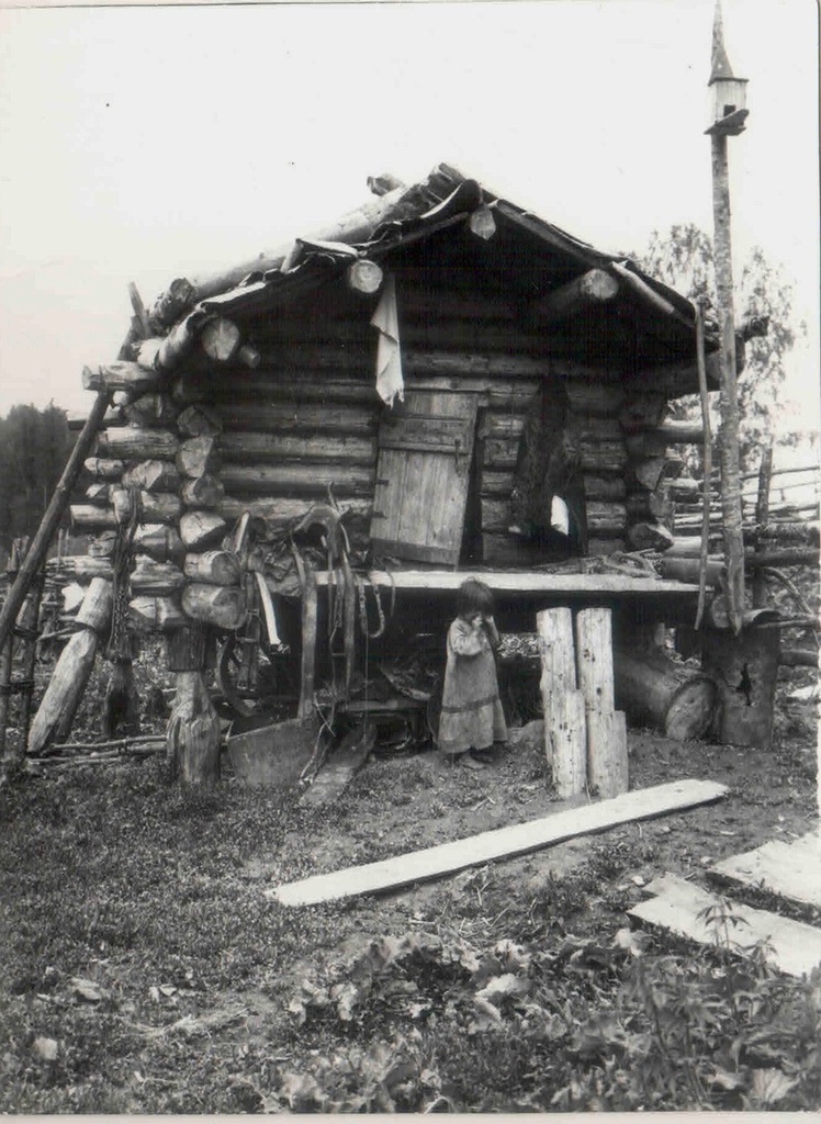Шорский амбар, 1927 год, Западно-Сибирский край, пос. Пызас. Выставка «Затерянные в тайге» с этой фотографией.