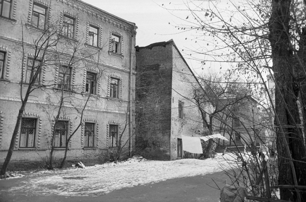 Московские дома и дворы конца 80-х годов, 1990 год, г. Москва. Выставка «Московские дворы» с этой фотографией.