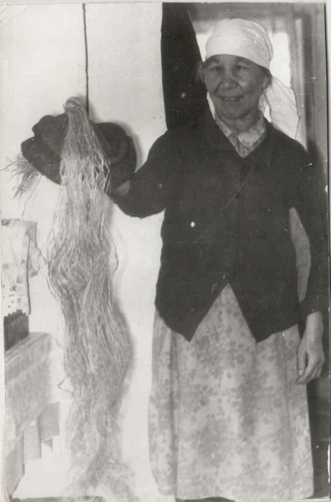 Шаманская шапка. На фото Ундучекова, 1982 год, Кемеровская обл., пос. За-Мрассу. Выставка «Говорящие с духами: шорские шаманы» с этой фотографией.