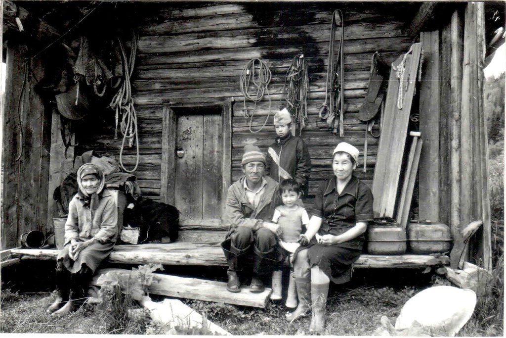Шорская семья, 1990 год, Кемеровская обл., пос. Парушка. Выставка «Затерянные в тайге» с этой фотографией.