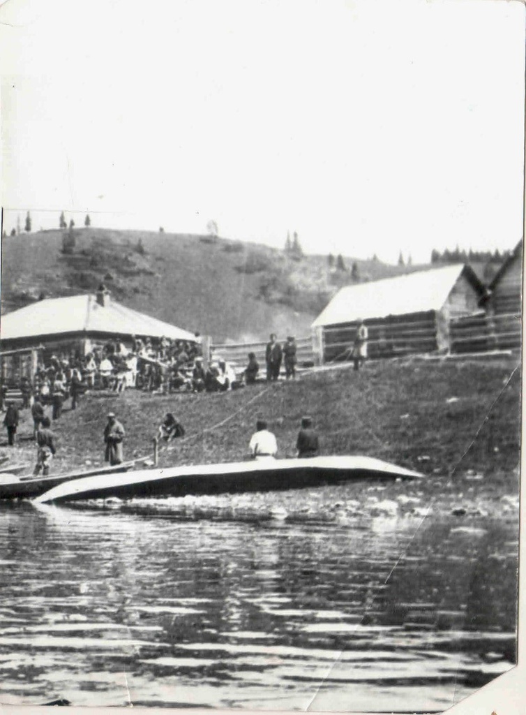 Набережная в Усть-Анзасе на реке Мрассу, 1913 год. Выставка «Затерянные в тайге» с этой фотографией.