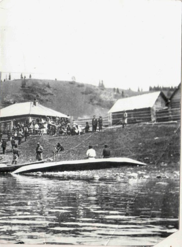 Набережная в Усть-Анзасе на реке Мрассу, 1913 год