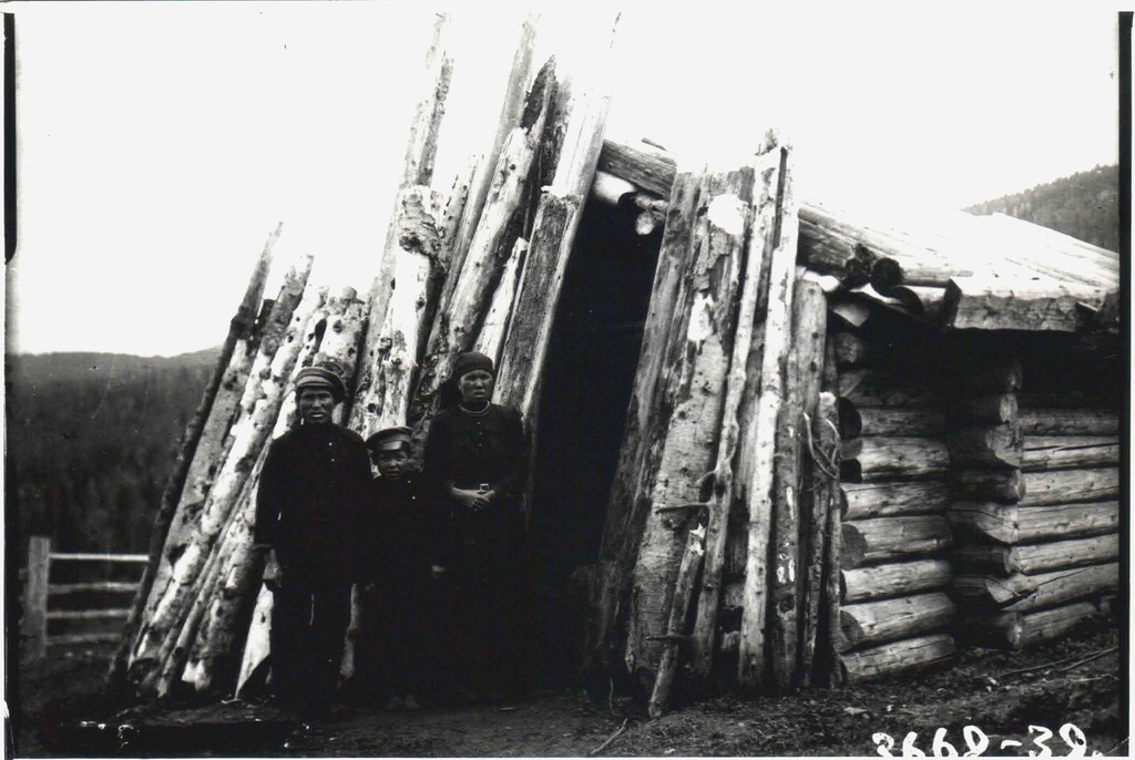 Жилище шорцев на реке Мрассу, 1927 год, Западно-Сибирский край. Выставка «Затерянные в тайге» с этой фотографией.