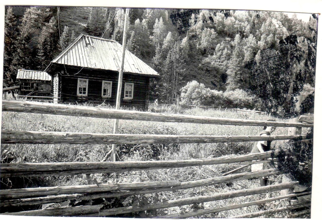 Изба эм, 1990 год, Кемеровская обл., пос. Усть-Анзас. Выставка «Затерянные в тайге» с этой фотографией.