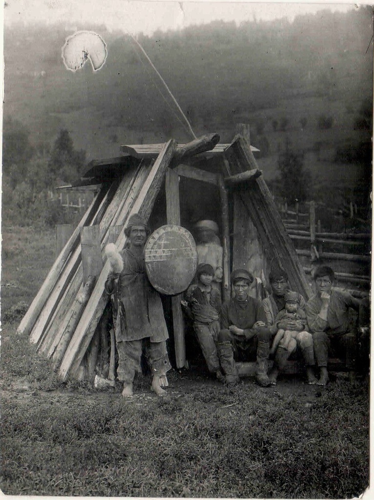 Шалаш шамана, 1927 год, Западно-Сибирский край, пос. Усть-Кабырза. Выставка «Затерянные в тайге» с этой фотографией.