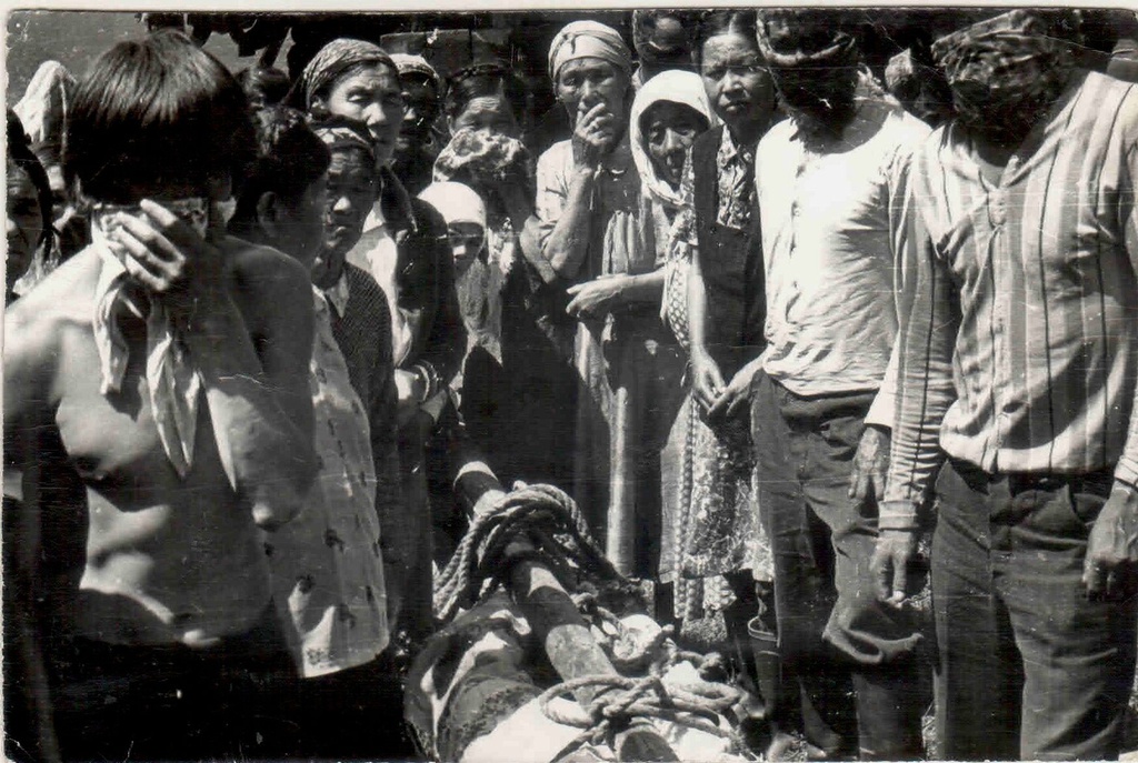Похороны шаманки, 1980 год, пос. Усть-Ортон. Выставка «Говорящие с духами: шорские шаманы» с этой фотографией.