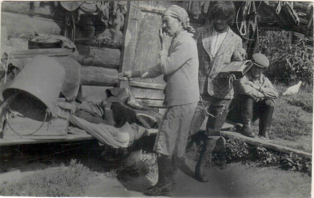 Лечение больного шаманкой, 1980 год, пос. Усть-Ортон. Выставка «Говорящие с духами: шорские шаманы» с этой фотографией.