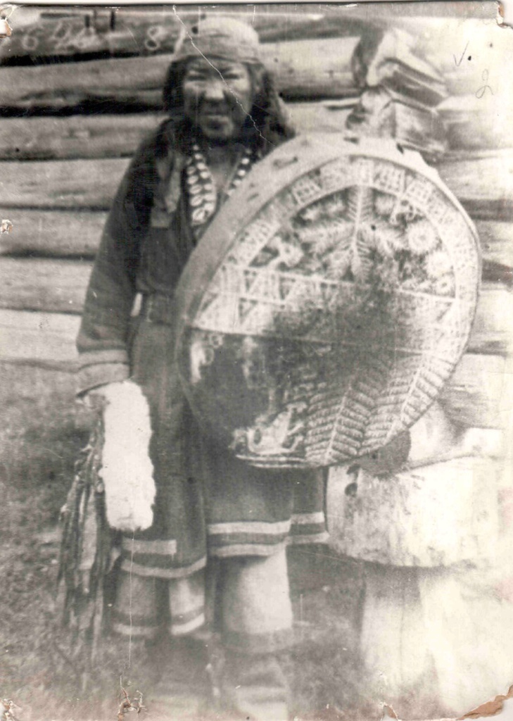 Шорская шаманка, 1927 год, Западно-Сибирский край. Выставка «Говорящие с духами: шорские шаманы» с этой фотографией.