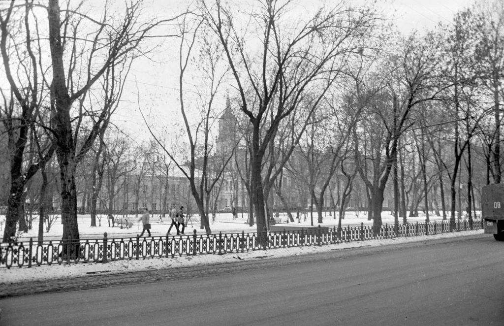 На Чистопрудном бульваре в Москве, 1990 год, г. Москва. Выставка «Чистые пруды» с этой фотографией.&nbsp;