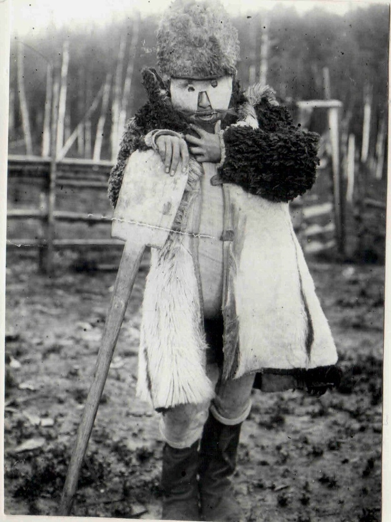 Шаман в маске кочо, 1927 год. Выставка «Говорящие с духами: шорские шаманы» с этой фотографией.