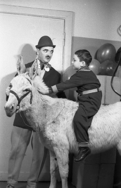 Клоун Константин Берман и Володя М. за кулисами цирка, 1960-е