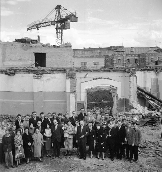 Реконструкция здания ГУЦИ. Групповой портрет преподавателей и студентов ГУЦИ, 1957 - 1958, г. Москва