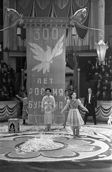 Бурятский цирк в Москве. Представление, посвященное 300-летию присоединения Бурятии к России, 1959 год, г. Москва