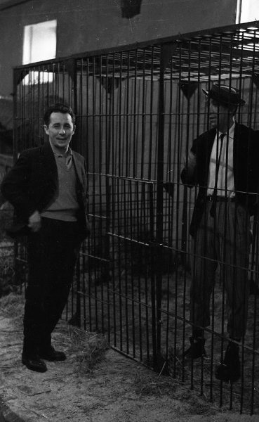 Дрессировщик гималайских медведей Луиджи Безано и Юрий Никулин за кулисами цирка, 1960 - 1962, г. Москва