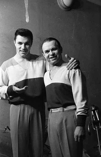 За кулисами цирка. Эквилибристы Егоровы - отец и сын, 1960 - 1963. Выставка «Отцы и дети» с этой фотографией.