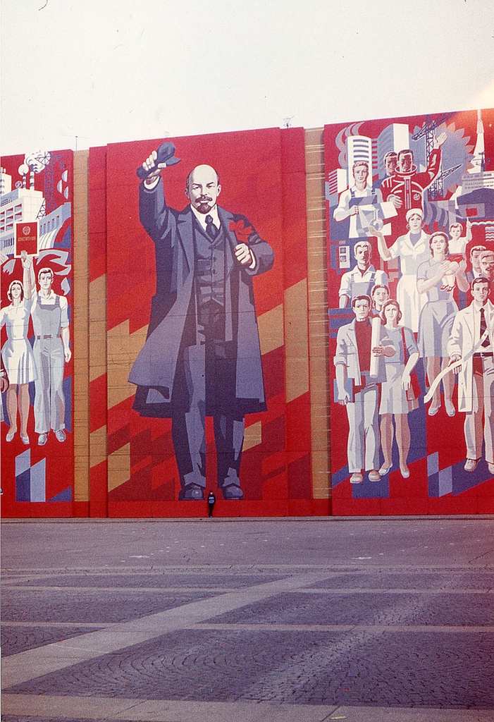 Дворцовая площадь, 1 мая 1987, г. Ленинград. Выставка «Яркие восьмидесятые: СССР на пороге перемен» с этой фотографией.&nbsp;